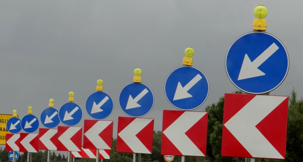 I suspect the Italians ignored the original 'no right turn' sign!