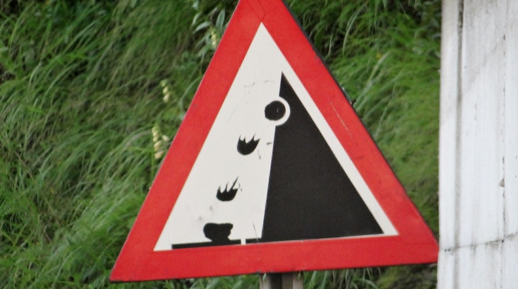 Romanian falling rock sign - or is it a bomb of some kind?