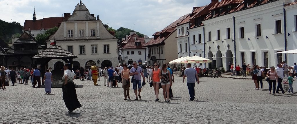 Kazimierz Dolny square, busy on a Sunday in May