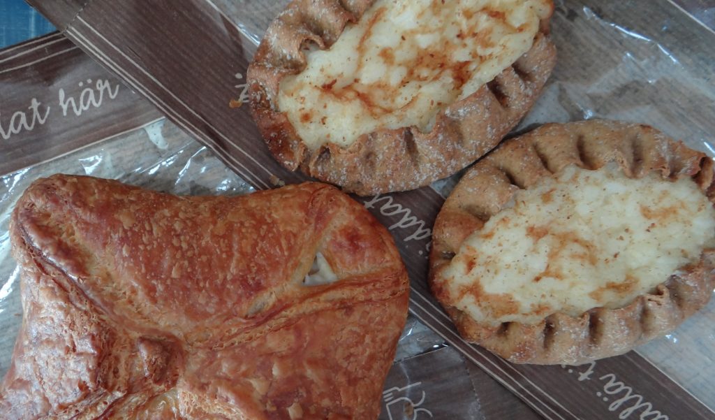 Cheap way to try some Finnish grub - Lidl pastries. The rugby ball ones were a rice-milk-cheese in a brown pastry, the other one was a sweet cheese. Both nice, but the rugby ball ones tasted a bit too healthy
