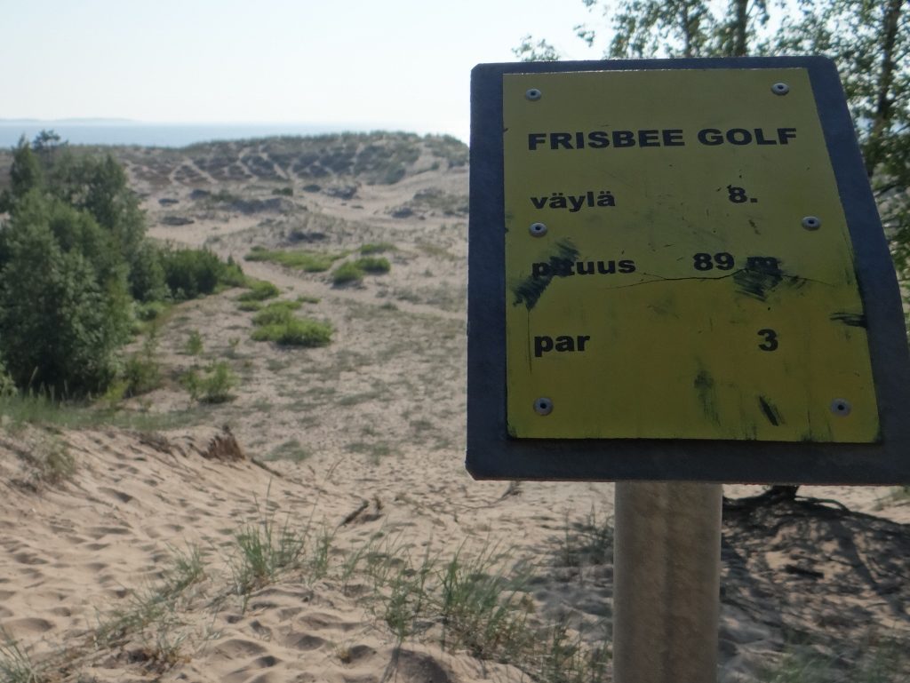 Frisbee golf in the dunes