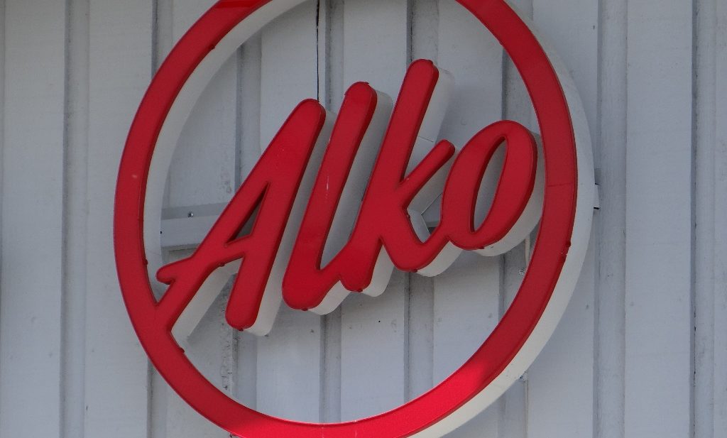 What's this? An Alko shop (government-run liquor store), in a town which clearly has all of 8 people living in it? Could it be the Norwegians cross the border to stock up on wine? Surely not!