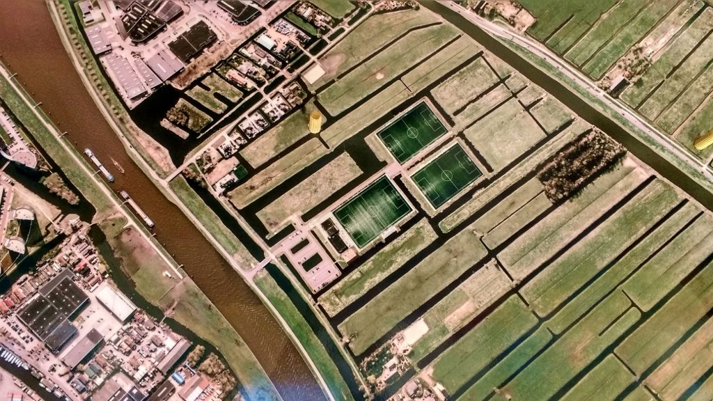 An aerial view of Gouda in the local library (next to aire and with free wifi) shows the drainage needed to stop the land from returning to marsh - love how it goes around the football pitches