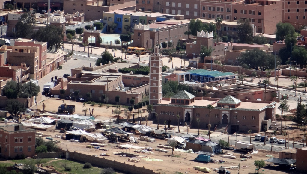 Tafraoute mosque from above, with the souk setting up in the foreground