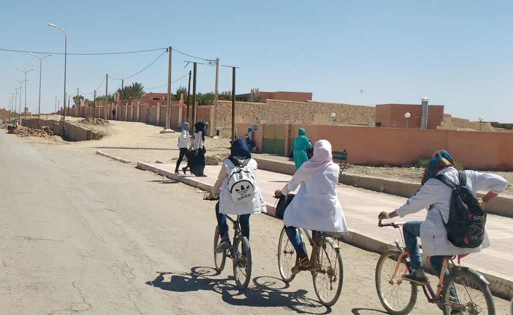 Moroccan ladies on the N12, leaving school for lunch