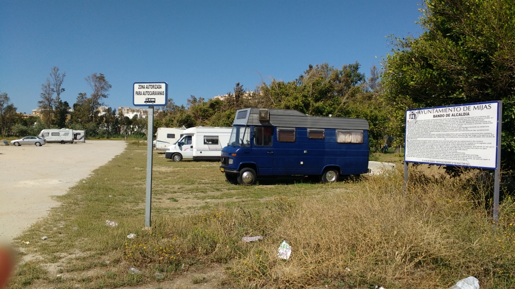 The authorised(?) motorhome parking area in Mijas. The big white sign states you have to go register with the police.
