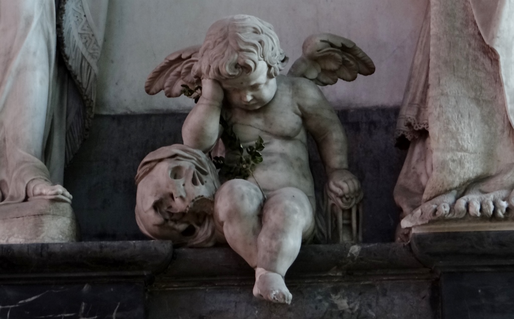 The Crying Angel in Amiens cathedral became something of a symbol of WW1, with on arm resting on a skull and another on a time piece