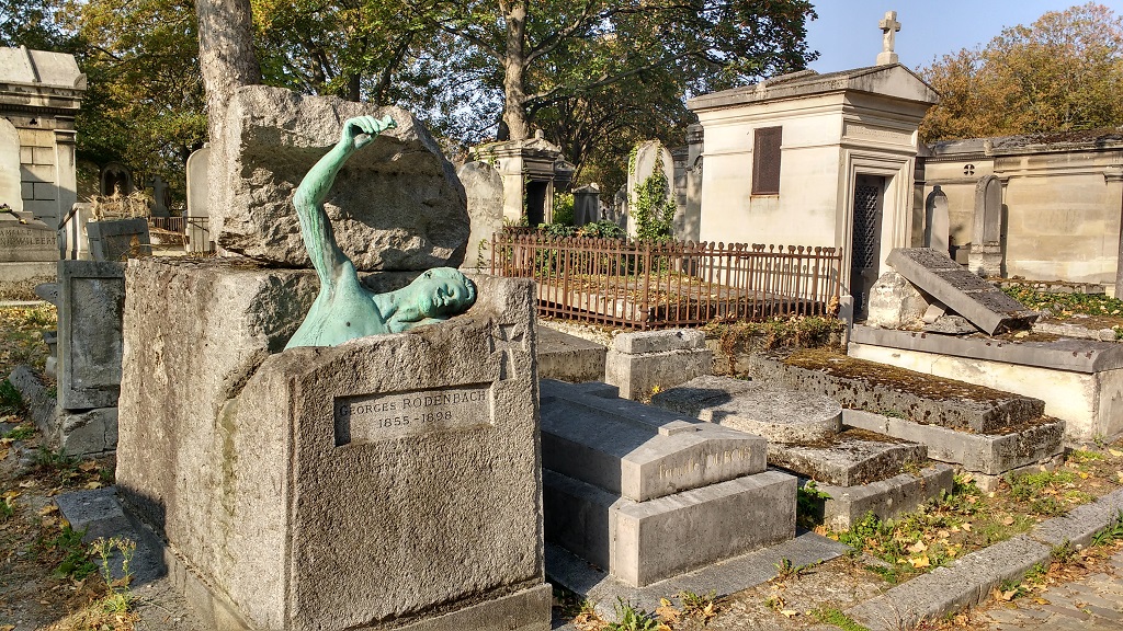 An Unusual Tomb in Pere Lachaise