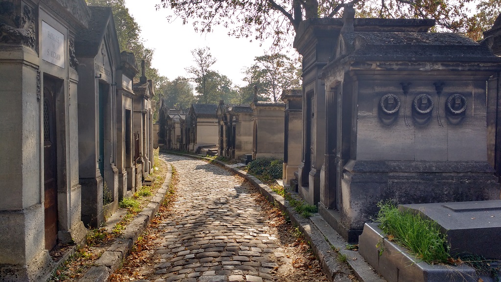 A path or 'chemin' through the Pere Lachaise cemetery in Paris