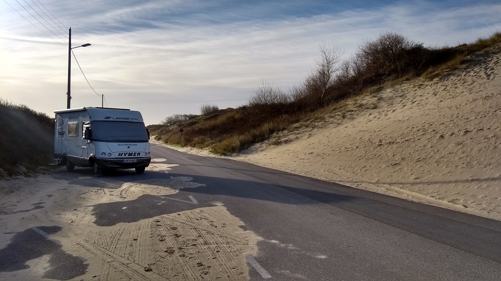 The free motorhome aire at Stella Plage. The beach is about a hundred meters over the dunes.