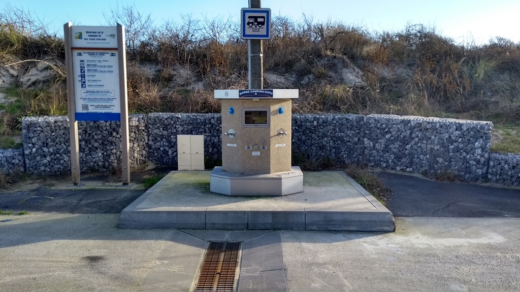 The service point at Stella Plage. It's free to dump waste, and €5 to take on water or get an hour's battery charging.