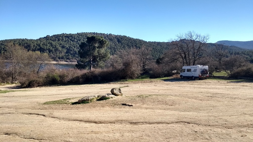 Motorhome free camping by the  Embalse de la Jarosa lake near Guadarrama