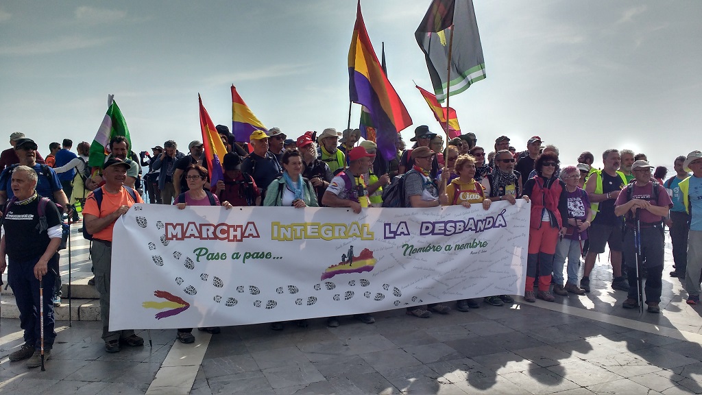 La Desbandá, marching to remember the N-340 Massacre. The flags are those of the Spanish Republic, which ceased existence when Franco won the war in 1939