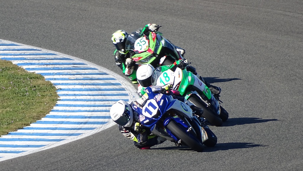 Some close motorbike racing at Jerez