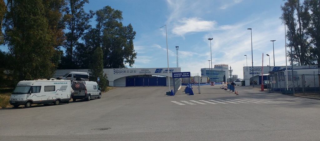 Motorhome free-baggin' outside the circuito de Jerez Racing Circuit