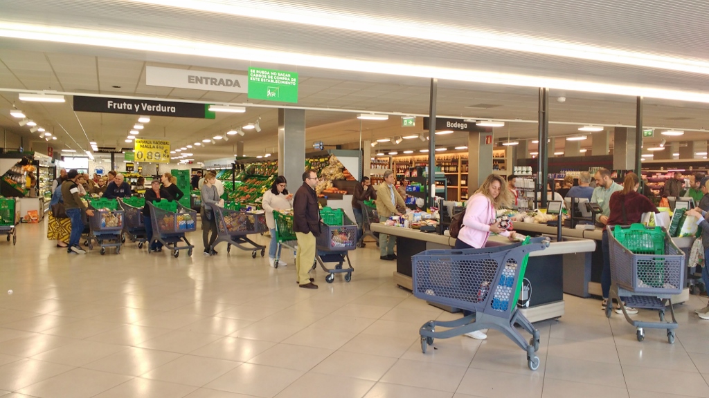 coronavirus queues spanish supermarket