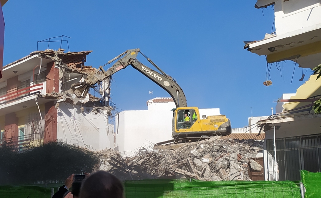 A machine in the centre of Nerja being used to 'eat' a building. It's quite a sight.