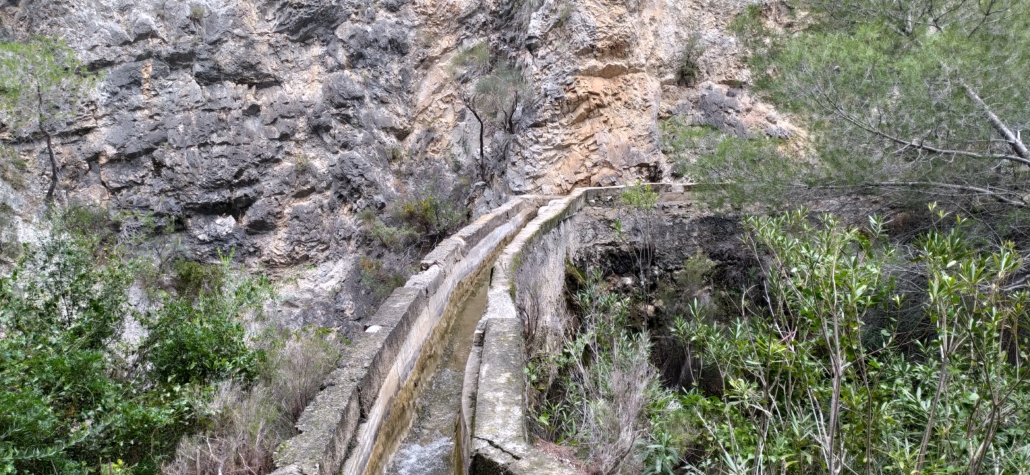 Narrow sides at a short aqueduct on the Acequia de Lizar
