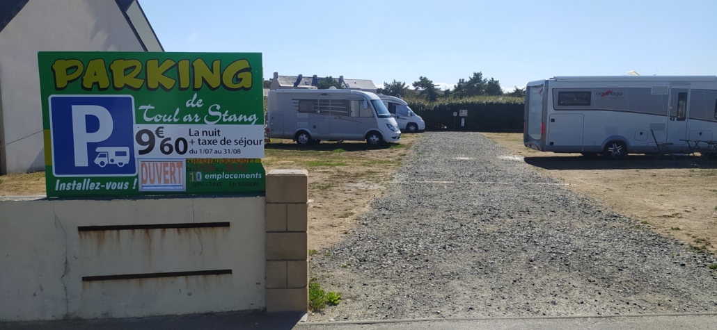 The Île-Grande motorhome aire right next to the campsite. This used to seem a bit weird to us, but it's fairly common in France.
