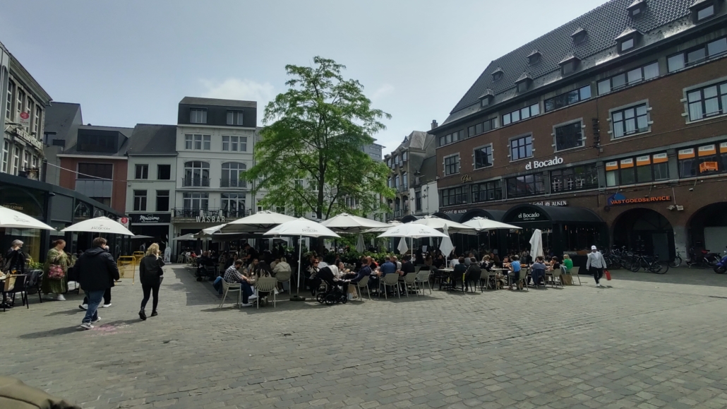 One of Hasselt's many outdoor restaurant areas, where we would have eaten, if we'd any taste