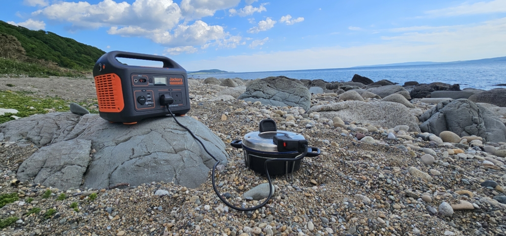 Using a Jackery power pack and a Remoska oven to cook sausages on a beach, just for fun